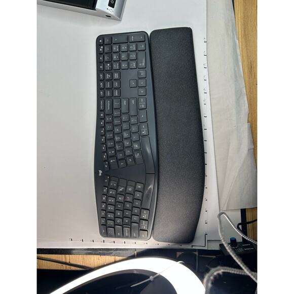 Logitech ERGO K860 Bluetooth Wireless Split Ergonomic Keyboard With Dongle - Picture 9 of 11
